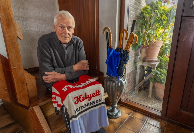 Jo de Roo lost het startschot bij zijn eigen toertocht | Sport | PZC.nl