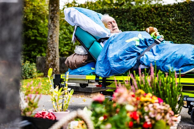 Chris (86) zat drie keer per dag bij het graf van zijn vrouw Riet ...