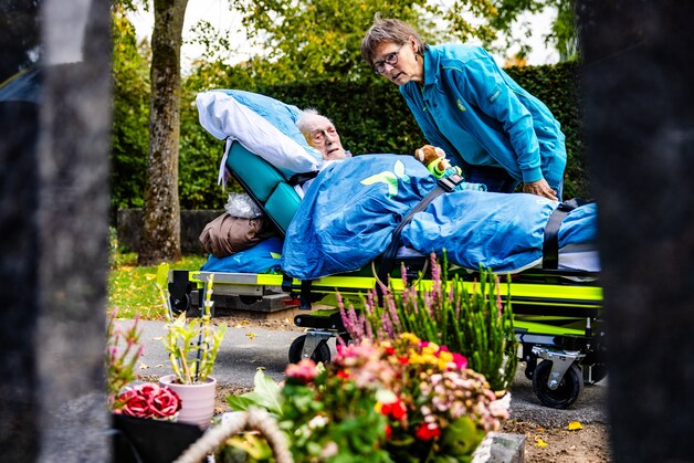 Chris (86) zat drie keer per dag bij het graf van zijn vrouw Riet ...
