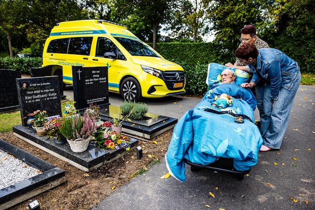 Chris (86) zat drie keer per dag bij het graf van zijn vrouw Riet ...