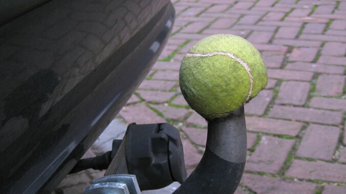 Waarom er tennisballen zitten op trekhaakkogels en dit niet altijd een ...