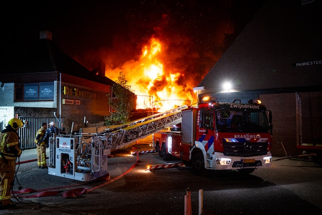 Familiepark De Theetuin in Ridderkerk verwoest door brand, mogelijk ...