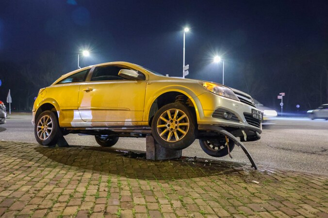 Bestuurder onder invloed komt met auto tot stilstand op verhoging ...