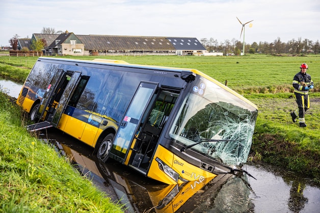Zes gewonden na ernstig ongeluk met lijnbus in Friesland | Nieuws | PZC.nl