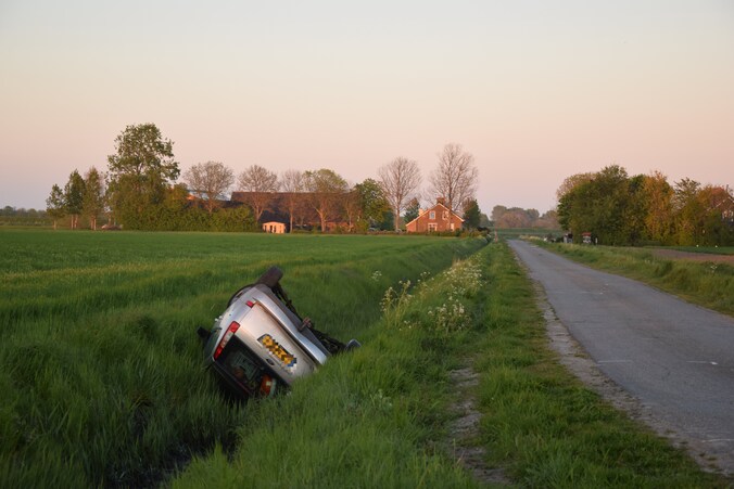 Bestuurder Op De Vlucht Nadat Auto In De Sloot Belandt In Nieuwerkerk 