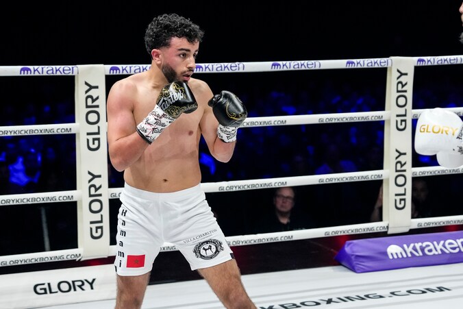 Van droom naar harde les, Glory-debutant Hamami krijgt knie tegen zijn ...