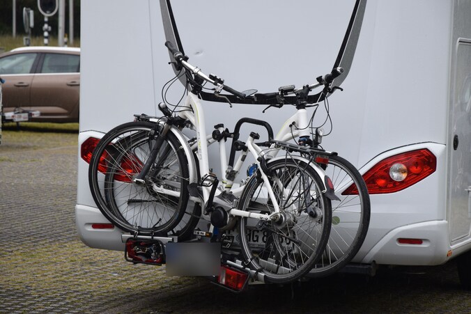 Vrachtwagen klapt achterop remmende camper in Serooskerke | Regio | PZC.nl