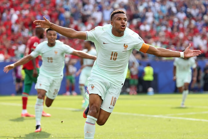 kylian-mbappe-viert-zijn-doelpunten-later-in-de-wedstrijd-zou-de-franse-sterspeler-geblesseerd-uitvallen