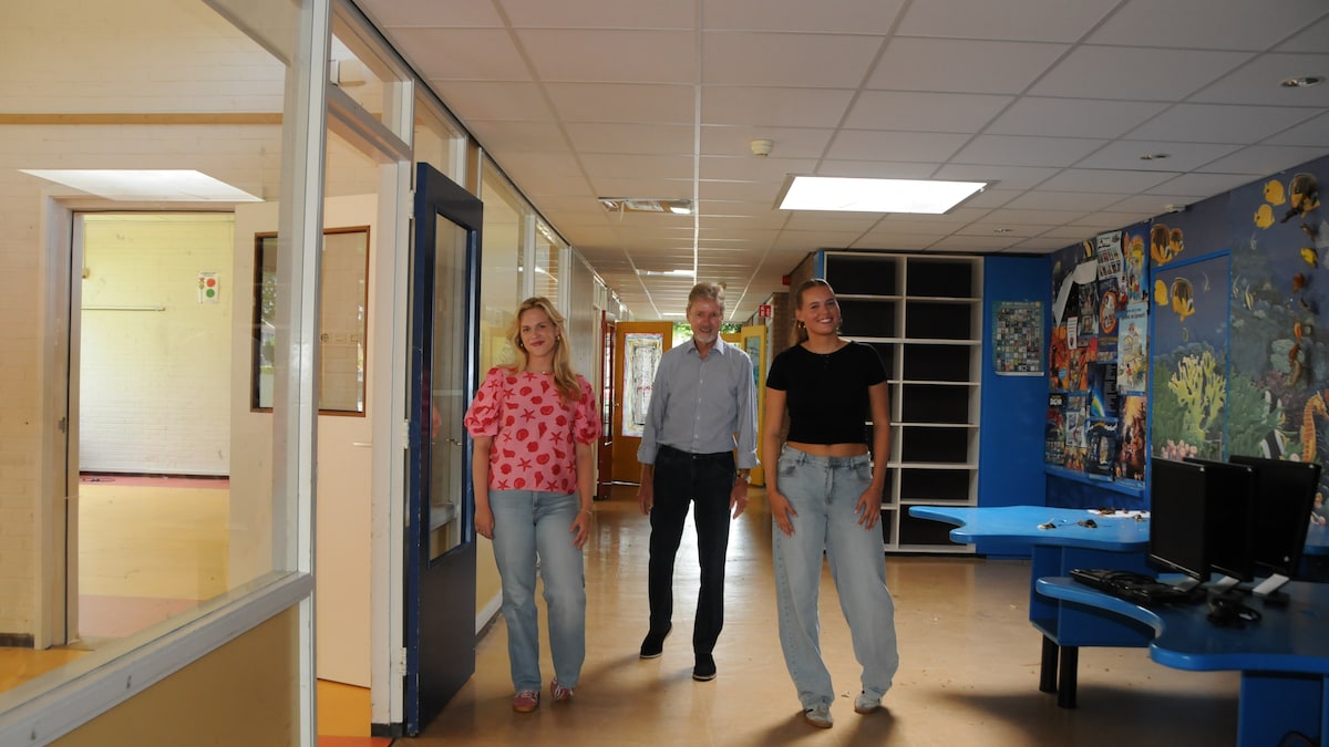 Oud-leerlingen en meester nemen afscheid van sloopklare basisschool De Oosterburcht