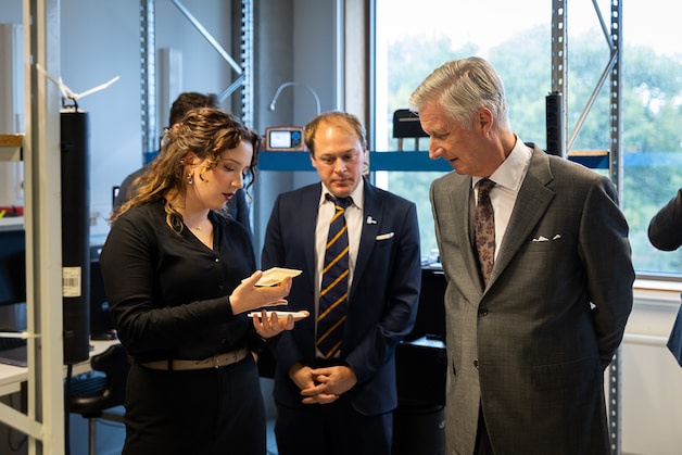 Koning Filip maakt kennis met kwantumtechnologie bij iGent in ...