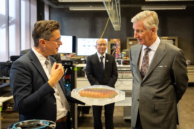 Koning Filip maakt kennis met kwantumtechnologie bij iGent in ...