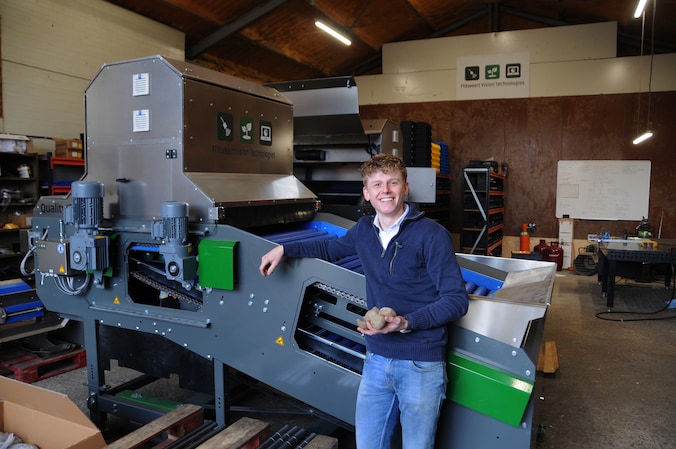 Machines uit Ouwerkerk filteren rotte aardappels er uit | Regio | PZC.nl