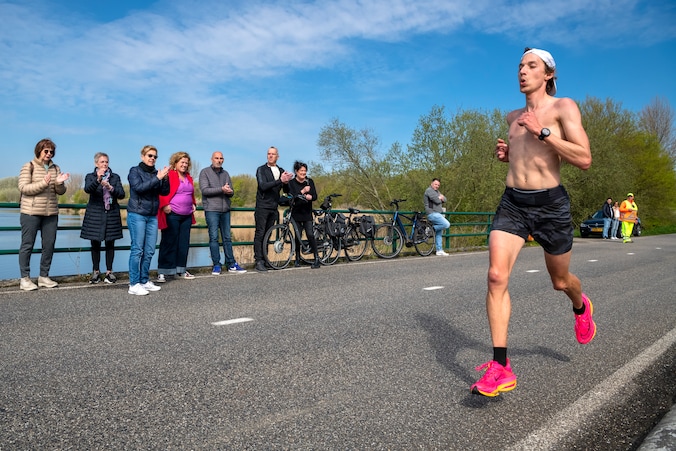 Van der Lugt loopt Zeeuws-Vlaamse marathon solo, maar niet alleen ...