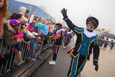 Zwaaien maar! Neem feestelijk afscheid van Sint en Piet op de loswal