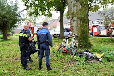 Brandweer doorzoekt sloot na vondst fiets in water en kleding op de kant, maar treft niemand aan