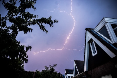 KNMI waarschuwt voor onweer in Limburg en Noord-Brabant: windstoten, hagel en plaatselijk veel neerslag