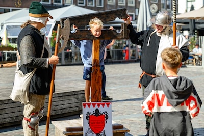 Historische dag in Zierikzee trekt veel publiek: van vuurkunstenaar tot wethouder in het schandblok