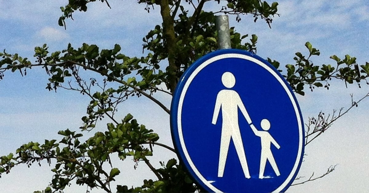 Grond onder voetpad bij Vrouwenpolderseweg in Serooskerke vervuild door staalslakken