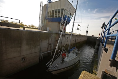 Bootverkeer tussen Oosterschelde en Zoommeer ligt plat door storing in Bergse Diepsluis