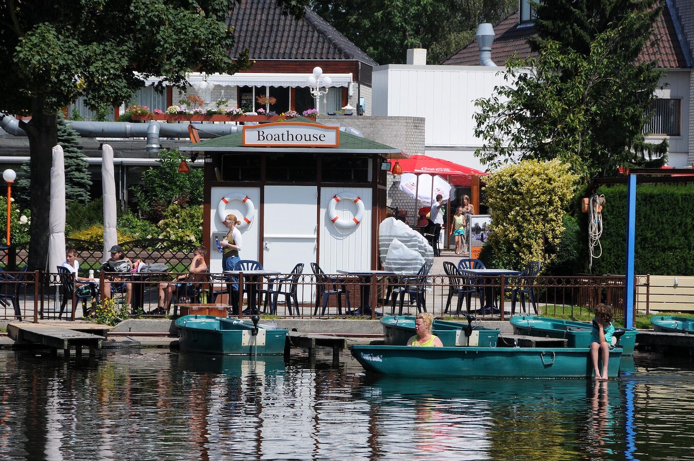Familiepark De Theetuin in Ridderkerk verwoest door brand, mogelijk ...