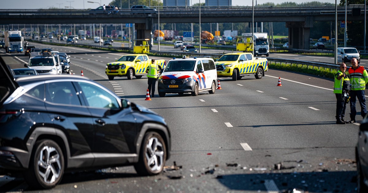 Rijbaan A15 dicht bij Ridderkerk na botsing met bestelbus
