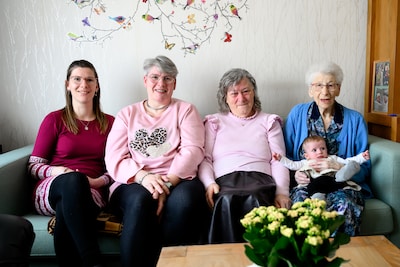 Een unicum, dit fotomoment: vijf generaties vrouwen voor even samen