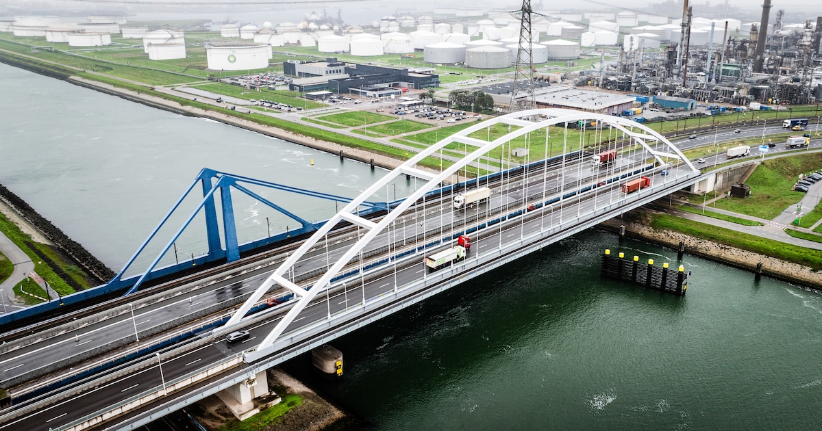 Defecte Suurhoffbrug richting Maasvlakte één nacht dicht voor reparatie