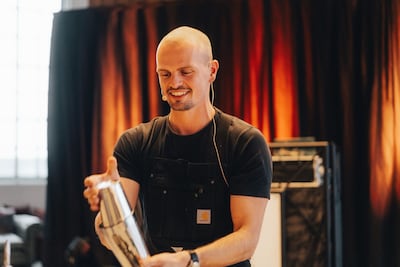 Boaz de Korte (32) sleept titel van snelste bartender in de wacht: ‘Dan bonst je hart in je keel’