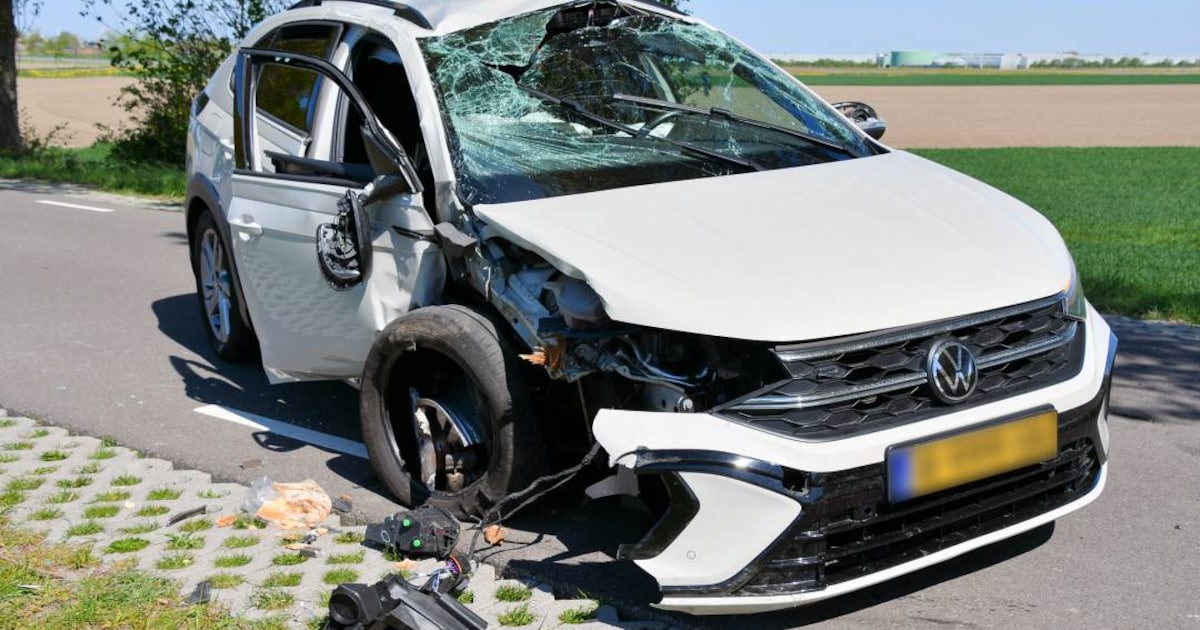 Auto slaat over de kop bij Sint-Maartensdijk