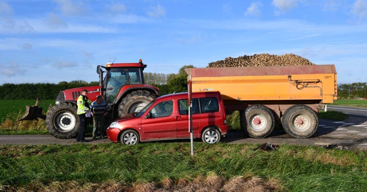 Gewonde bij botsing auto en trekker in Lewedorp