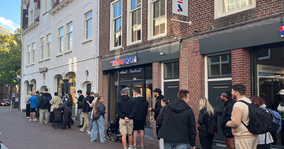 Verzamelaars in de rij voor kartonnen kaartjes: Pokémon bestaat 30 jaar