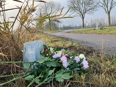 Nabestaan­den leggen bloemen op plek in Steenber­gen waar vrouw (21) om het leven kwam, burgemees­ter aangesla­gen