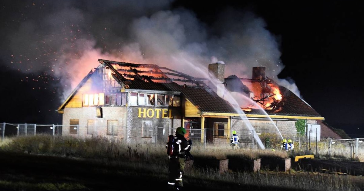 Leegstaand hotel in Westkapelle volledig uitgebrand