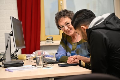 Anti-azc-lied heeft positieve uitwerking voor Vluchtelingenwerk: recordaantal nieuwe vrijwilligers