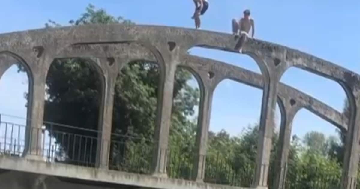 Twee waaghalzen klimmen op Pontbrug in Drongen: “Om meerdere redenen levensgevaarlijk, én ze riskere