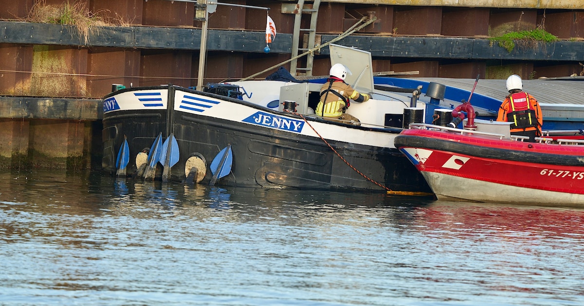 Vrachtschip botst op aanmeerpaal bij Amertakbrug en begint te zinken, duikers bekijken schade