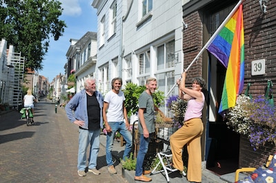 Een straat vol regenbogen voor één oude vriend: ‘Ik dacht dat ik de enige homo was in Zierikzee’