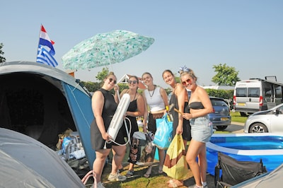 Tentjes, een zwembad en een aircootje: zo overleven festivalgangers de hitte op Concert at SEA-campings