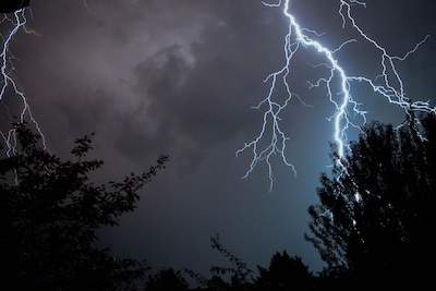 Stevige buien met een enkele keer onweer op Schouwen-Duiveland in de ochtend