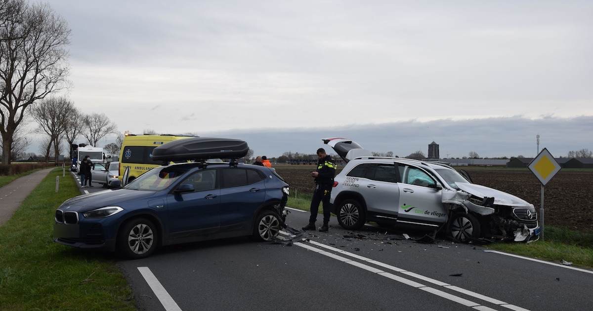 Ravage na botsing tussen auto's in Zierikzee, weg weer open