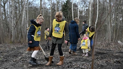 Kinderen uit Bruinisse planten 550 nieuwe bomen op de Grevelingendam