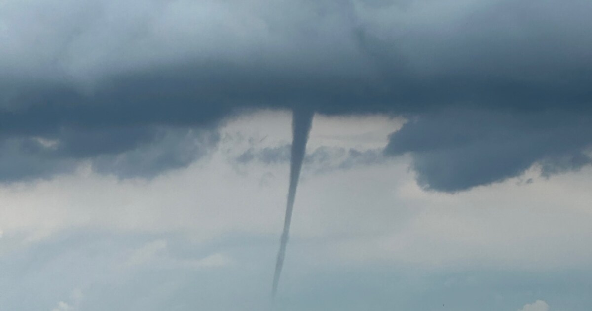 Waterhoos bij Zoutelande, code geel trekt over Zeeland