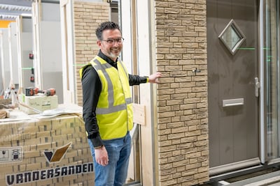 In de huizenfabriek in Bruinisse zijn woningen voor Sint-Annaland in de maak: ‘Altijd ideale omstandigheden’