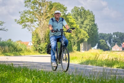 Hans (64) is een dossiervreter en een bijtertje en waakt nu over de veiligheid van fietsers op Tholen