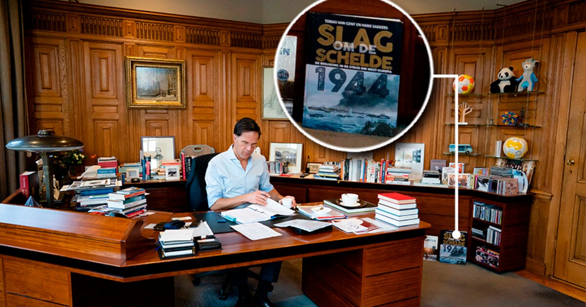 Mark Rutte pronkt met het geschiedenisboek van zijn Middelburgse ...