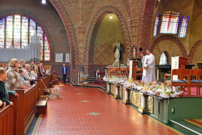 In Bergen op Zoom barst het van de Poolse paasmandjes: ‘Voor ons hoort het zegenen van de mandjes bij Pasen’