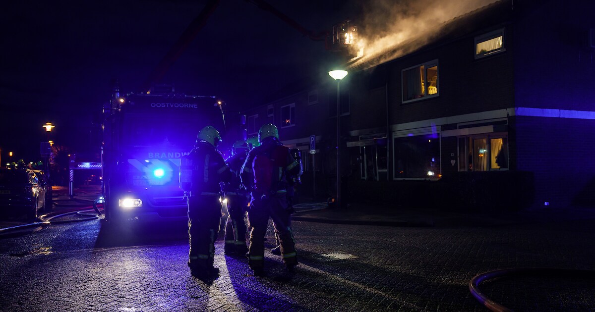 Meerdere woningen ontruimd in Rockanje door grote brand op Groene Kruisstraat