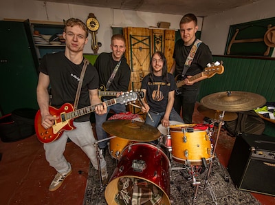 Van Facebookoproep naar Trekkertrek: De Slikscheppers brengen dialectrock terug