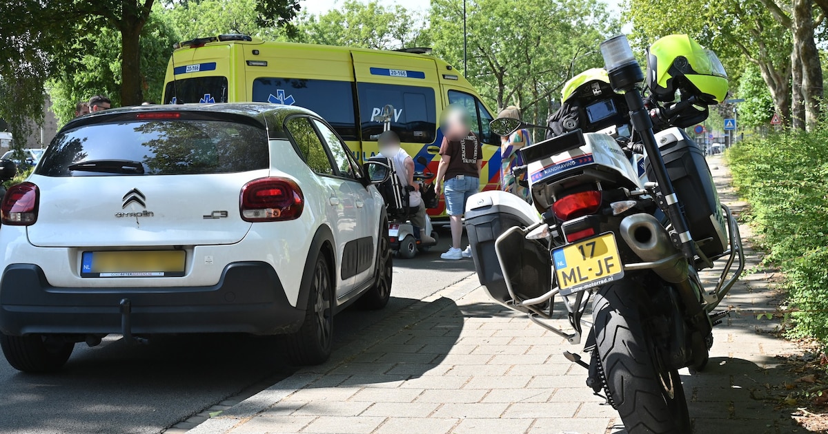 Vrouw in scootmobiel valt op de weg na botsing met auto in Breda