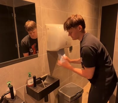 Ongemakkelijk wc-moment van Nederlandse Niek gaat de wereld over: is zijn weggesmeten telefoon nog heel?